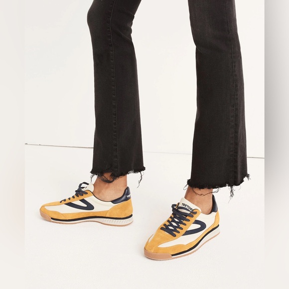 Madewell Cali Demi- Boot Jeans in Washed Black. Chewed hem edition. Size 24S. - Picture 9 of 16